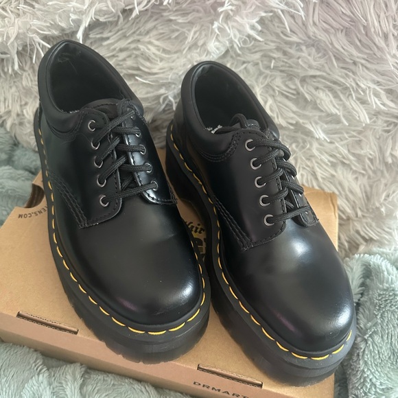 Size 7 Dr. Martin 8053 LEATHER PLATFORM CASUAL Shoes. - Picture 2 of 9